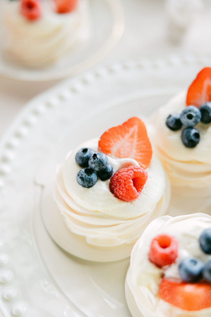 DFLAVORCC Luxury Wedding Cakes Mini Pavlovas